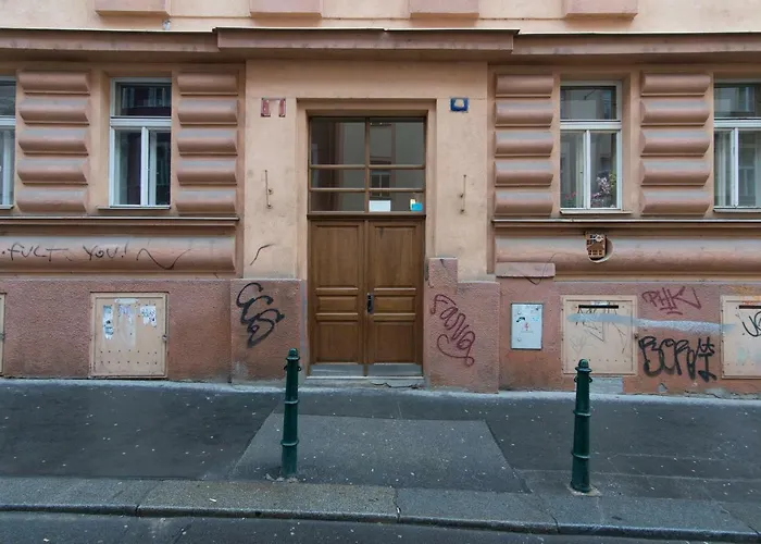 Spacious Near Wenceslas Square Apartment *